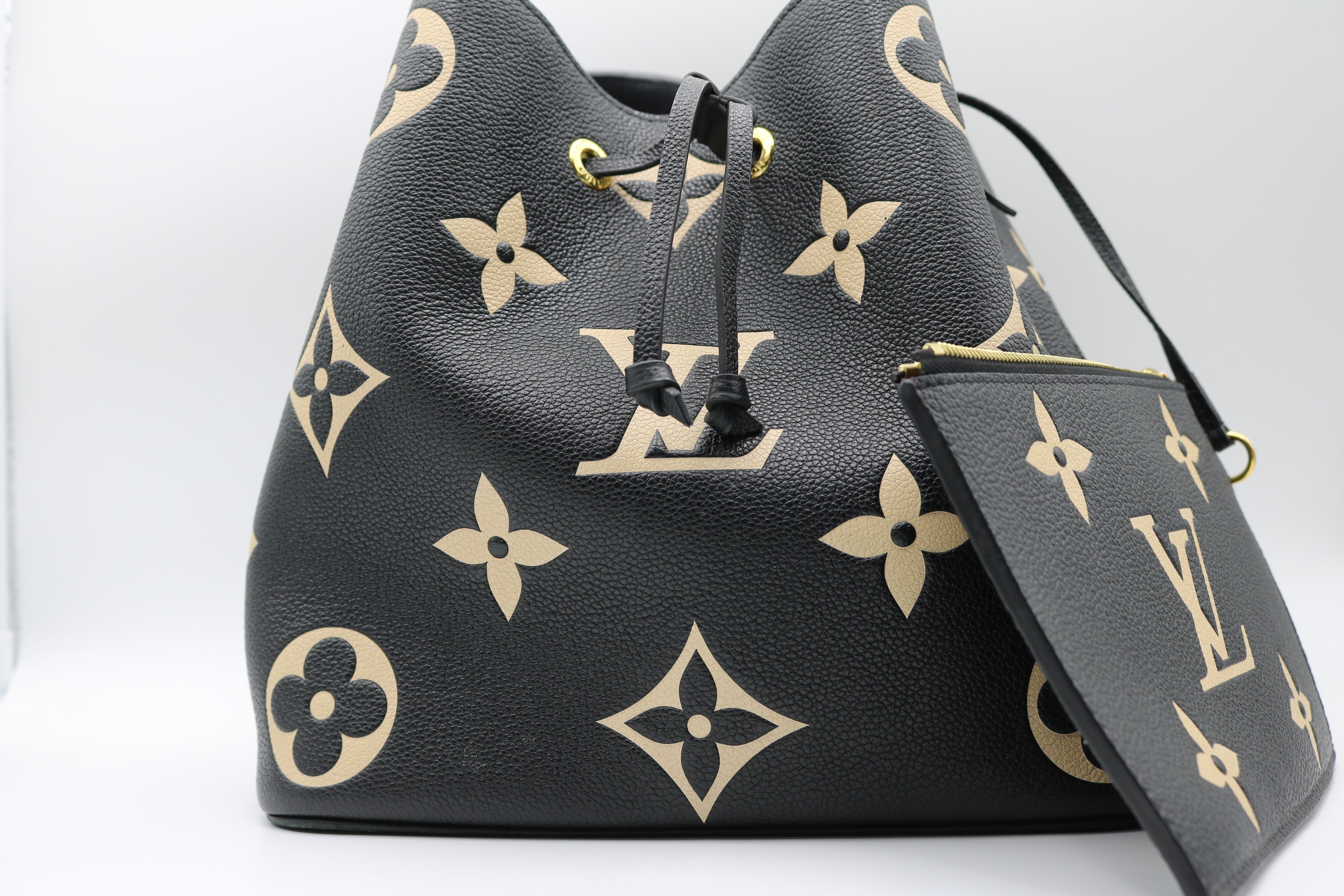 Louis Vuitton NéoNoé MM Bucket Bag with Pouch