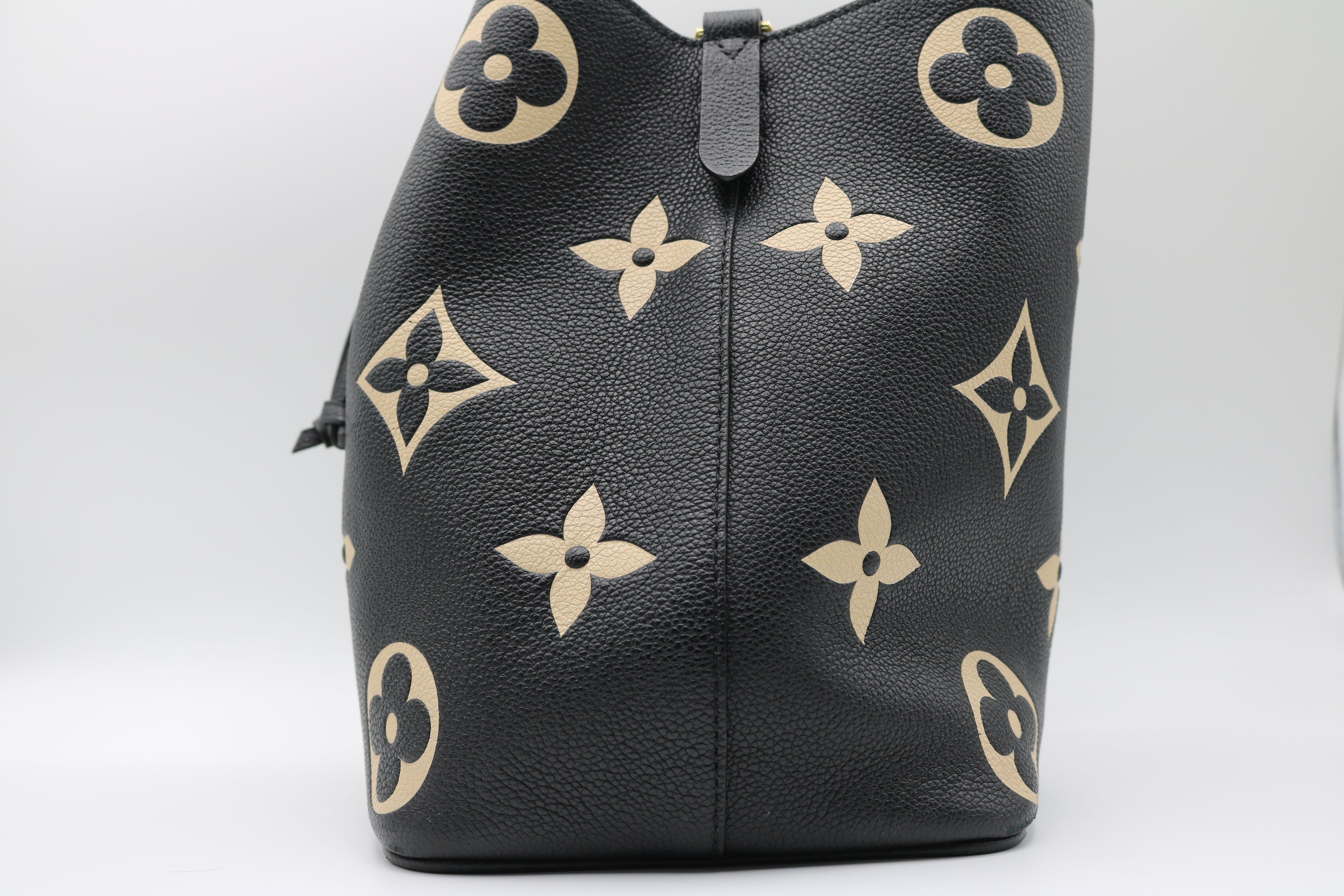 Louis Vuitton NéoNoé MM Bucket Bag with Pouch
