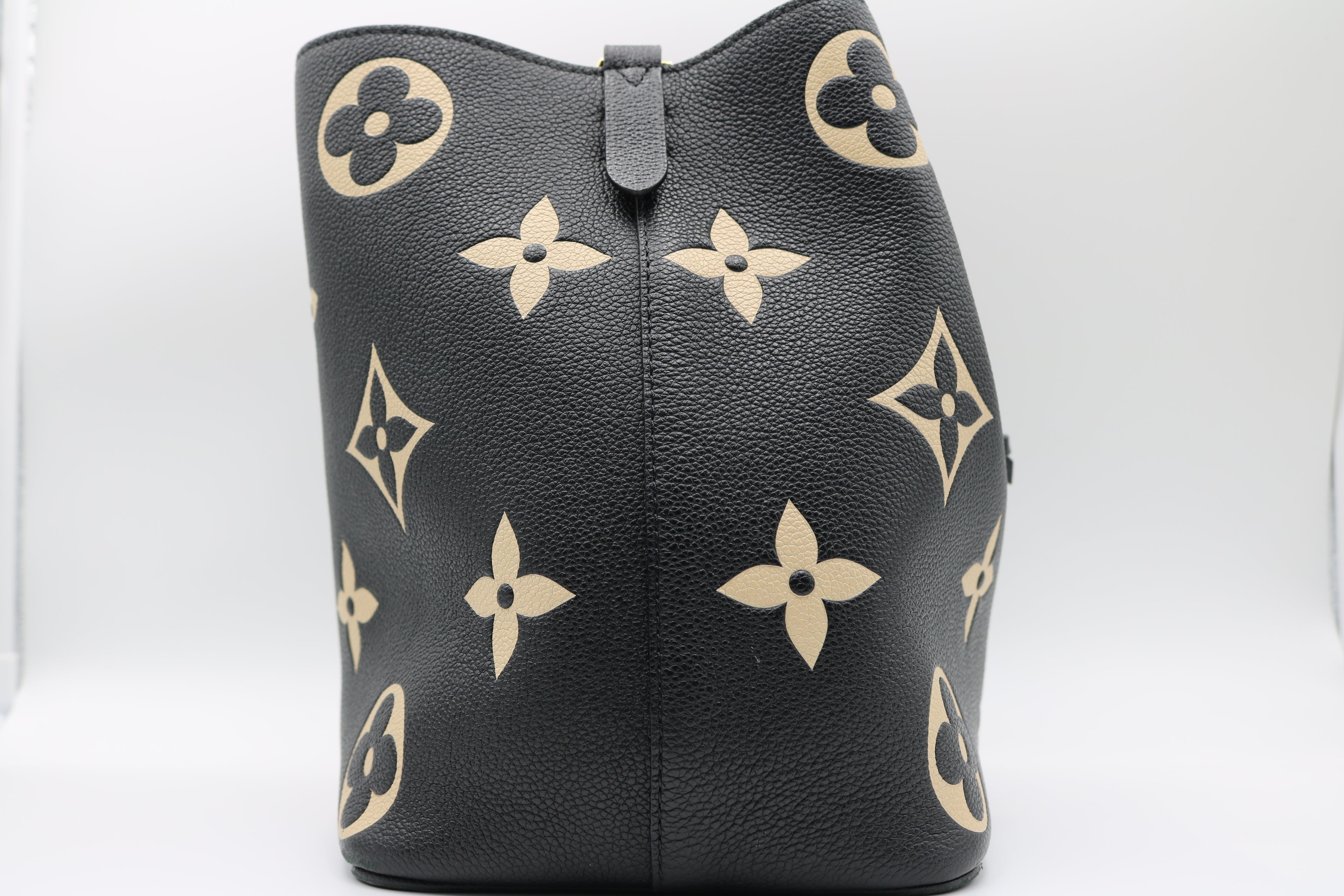 Louis Vuitton NéoNoé MM Bucket Bag with Pouch